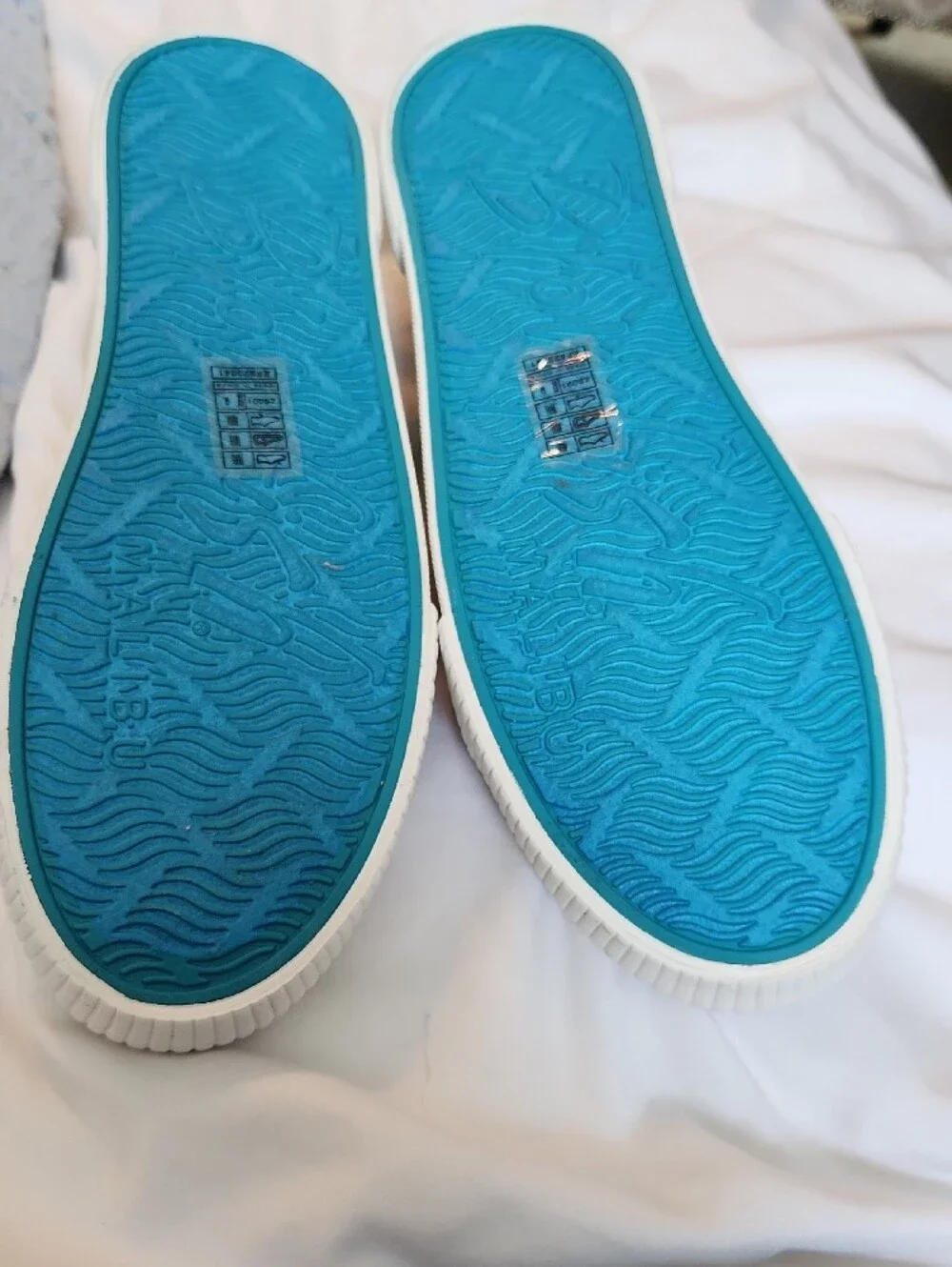 Blowfish White Canvas Low-Top Sneakers with Blue Insole